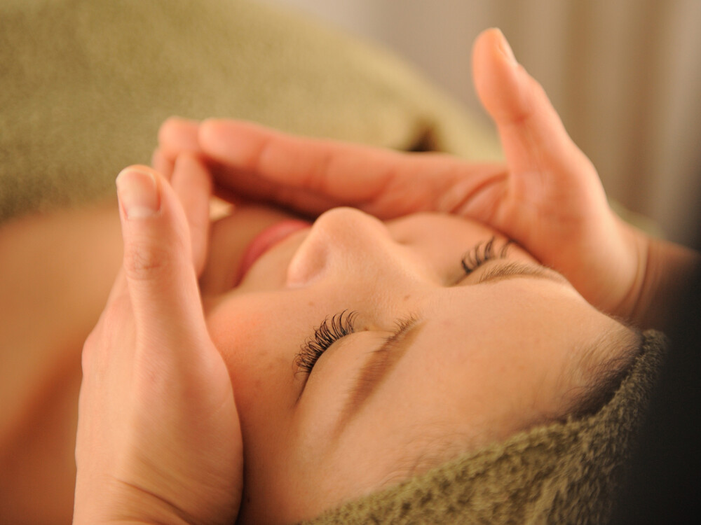 ツヤ・ハリのある肌へ導くフェイシャルエステ