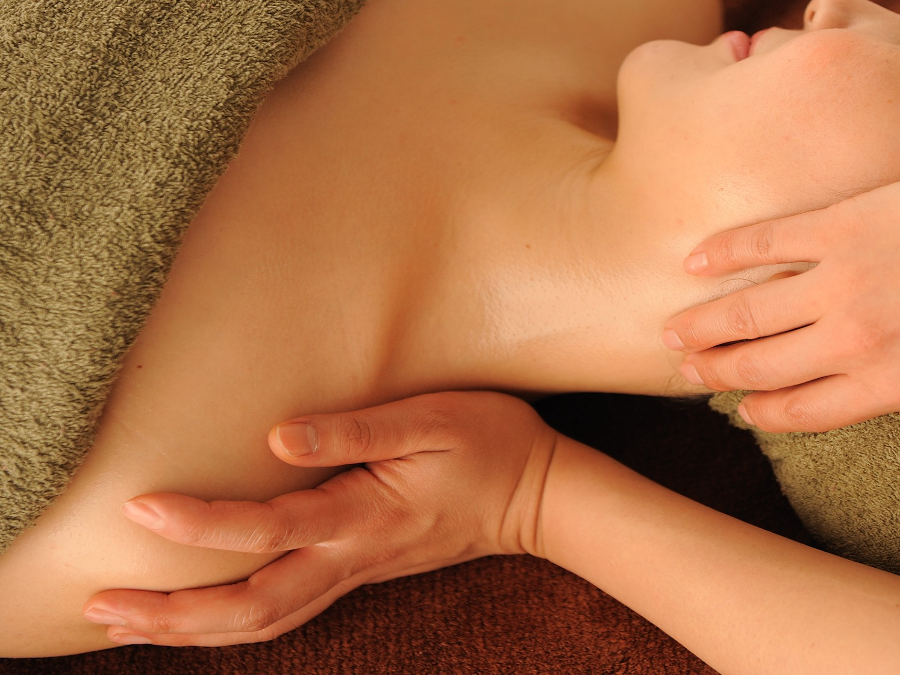 デコルテオイルマッサージで肩こりを解消